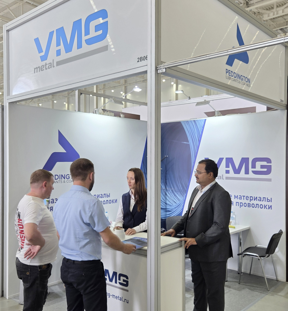 Представители компаний VMG Metal и Peddington Lubricants принимают посетителей на своем стенде на выставке Wire 2026